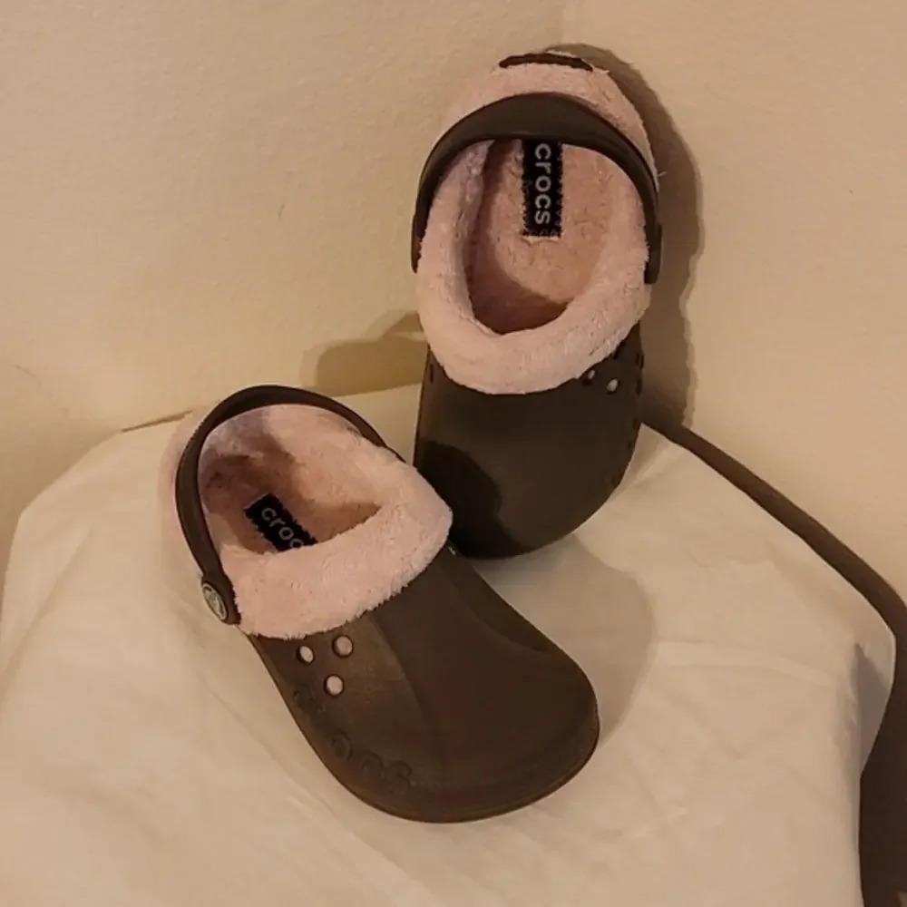 CHILDREN'S CLASSIC CROC - BROWN WITH PINK FLEECE LINING (sz 10-11)